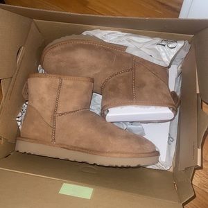 NEVER WORN UGG Women’s Classic Mini Boot